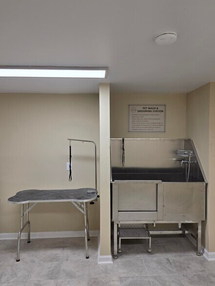 Building Photo - 1002 E Main St