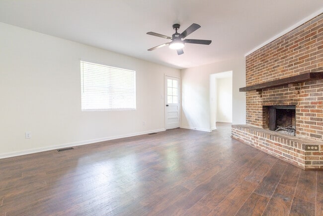 Building Photo - 605 Bonnie Bell Ln