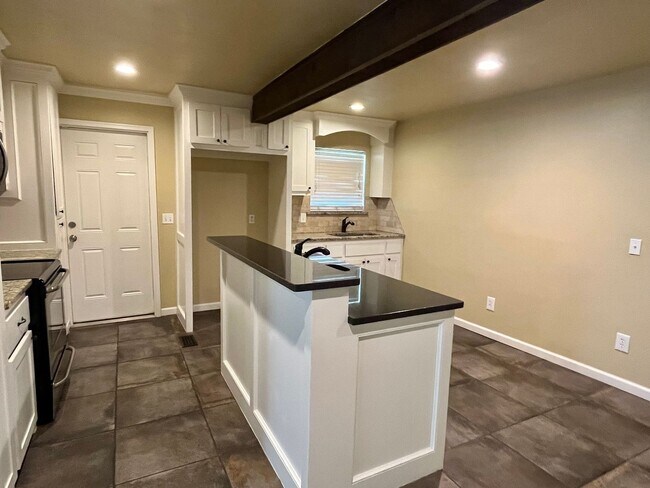 Building Photo - Super cute and updated 4 bed 2 bath home!!