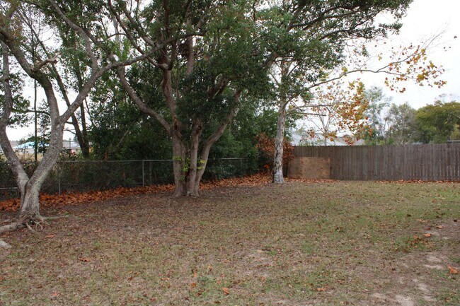 Building Photo - A charming 2-bedroom, 2-bathroom home located in the vibrant community of Spring Hill