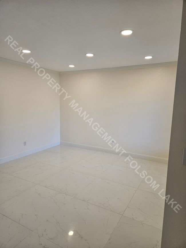 Building Photo - Coming Soon – 3 Bed / 2 Bath Home Near Folsom High School