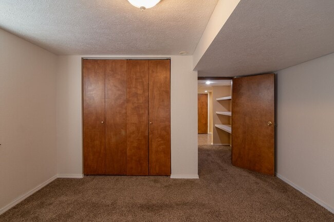 Building Photo - 5 Bed 2 Bath Home Available in Spokane Val...