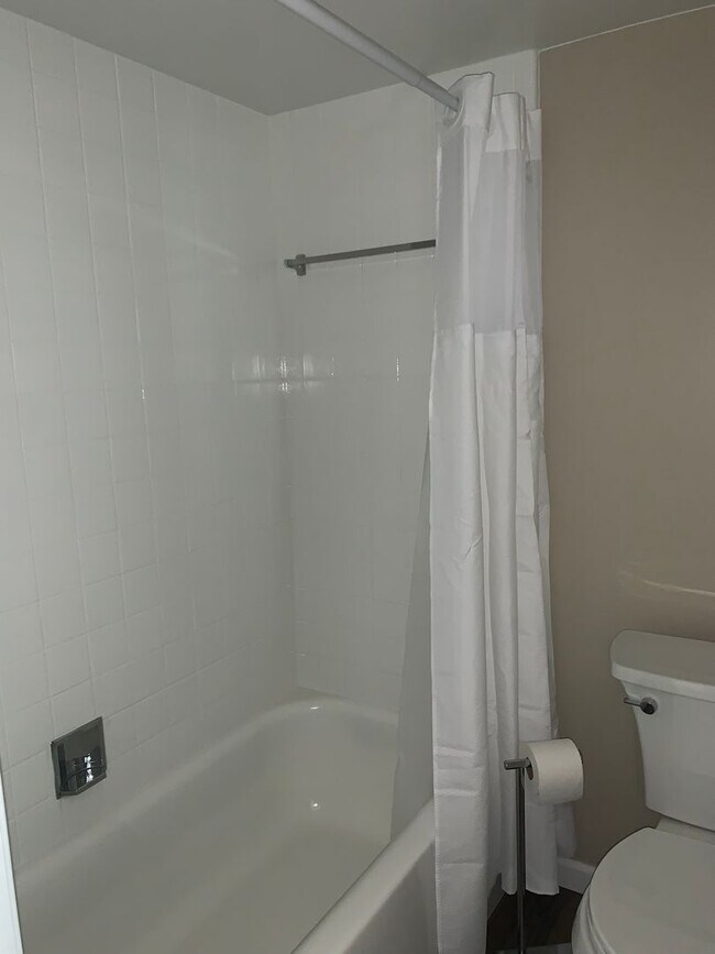 Building Photo - BEAUTIFUL 2 BED CONDO IN HEART OF LIVONIA