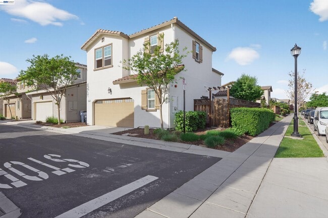 Building Photo - 1005 S Fowler Ln