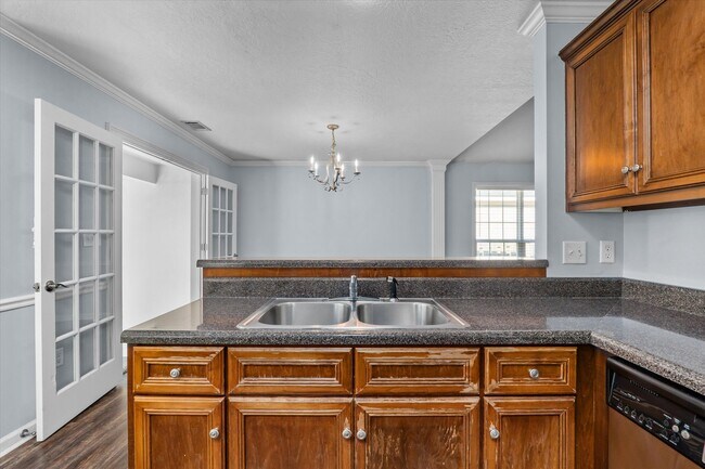 Building Photo - 570 Lory Ln