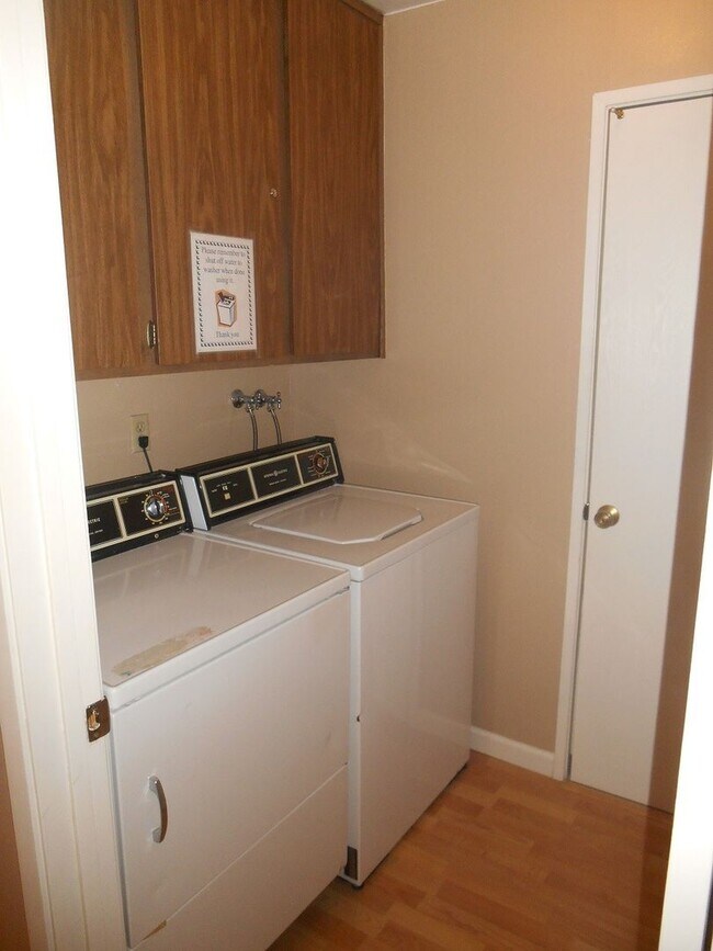 Building Photo - 2 bedroom plus loft condo with carport