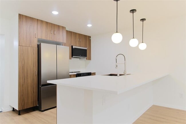 Building Photo - 305 Rowland Dr