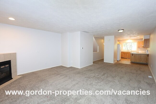 Building Photo - NE Halsey St - Gresham 2 bedroom townhouse with den/office