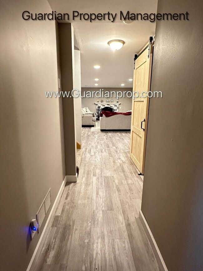 Building Photo - 3050 Glenden Terrace