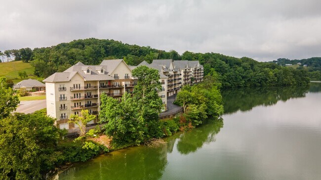 Building Photo - Lakefront Condo for Rent | 2 Bed, 2 Bath |...