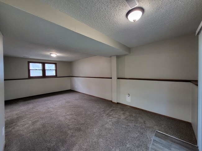 Building Photo - Spacious 4 bedroom home!