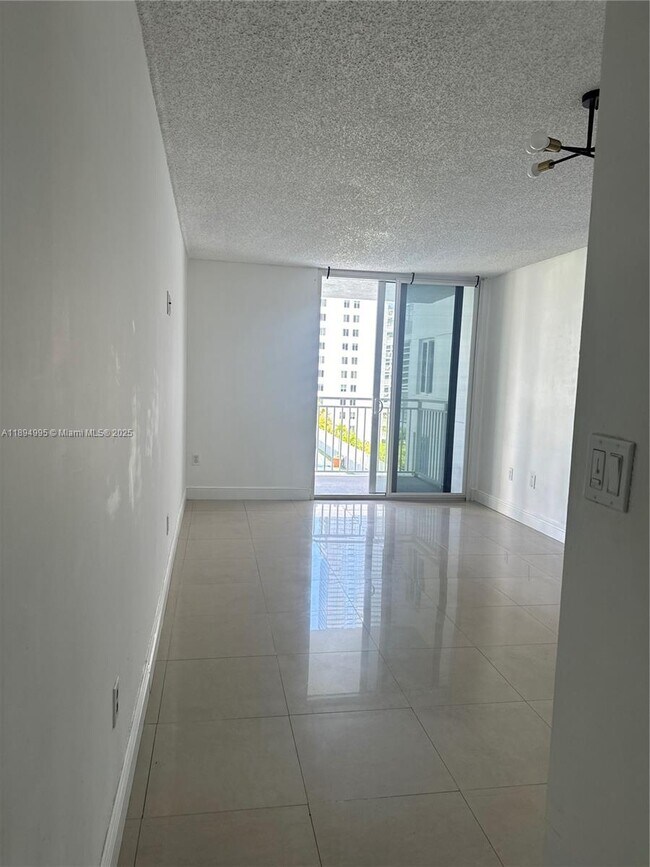 Building Photo - 850 N Miami Ave