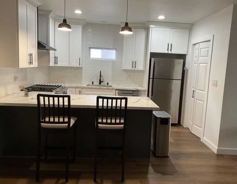 Building Photo - 1227 E 7th St