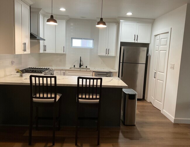 Building Photo - 1227 E 7th St