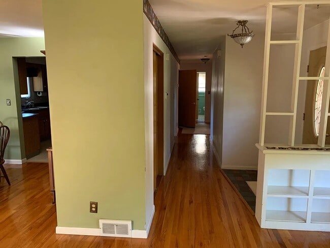 Building Photo - 3137 Belmont Ave