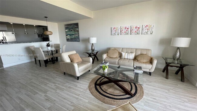 Building Photo - 2500 Parkview Dr