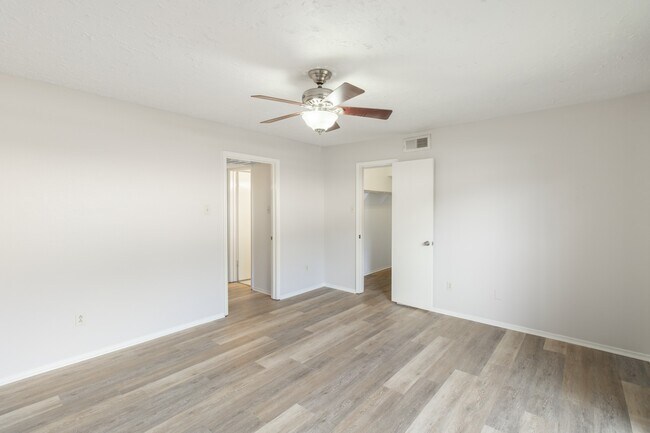 Building Photo - 429 N Post Oak Ln