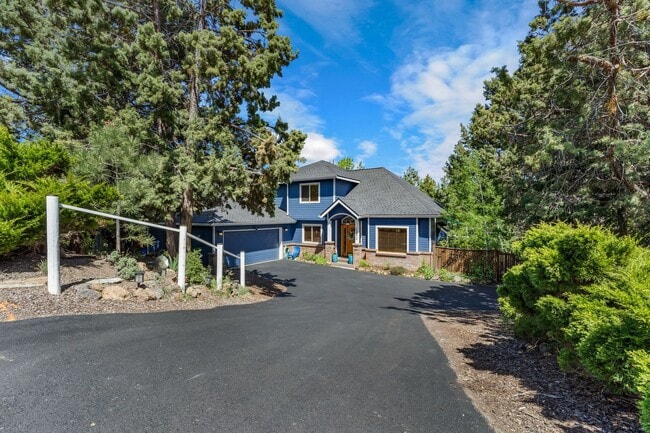 Building Photo - Beautiful bright home with large yard, fin...