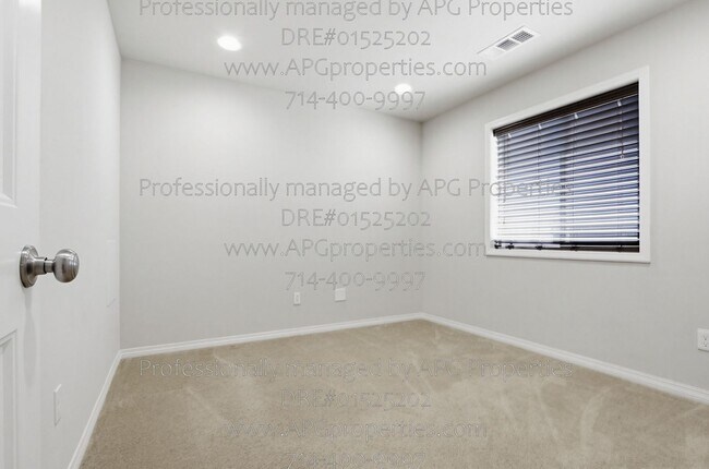 Building Photo - 139 Thompson Ave