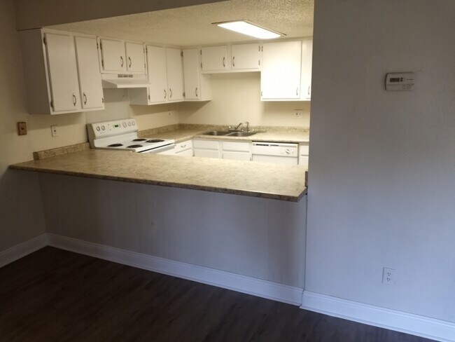 Building Photo - 311 Meadows Dr
