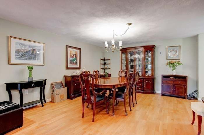 Dining area - 8 Ledgewood Way