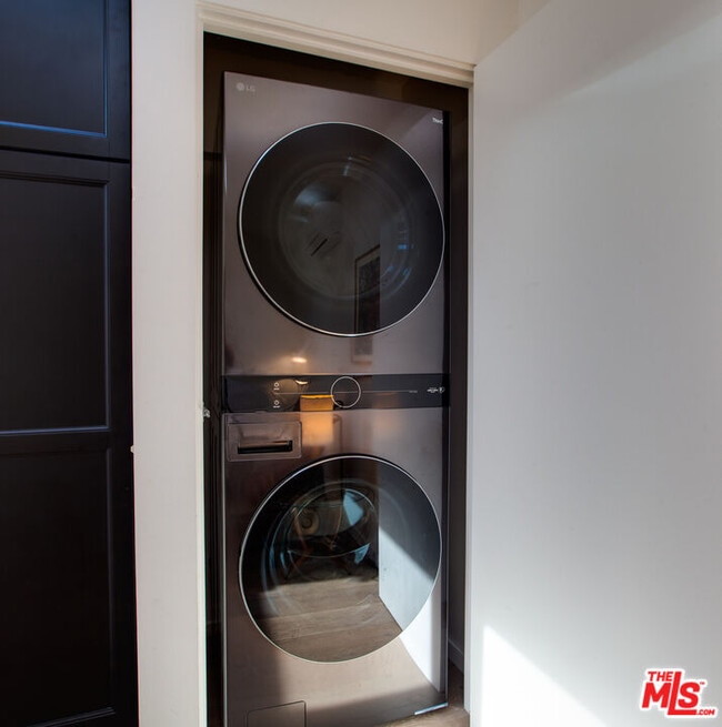 Building Photo - 927 1/2 Victoria Ave