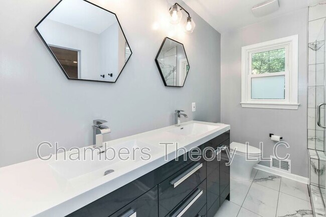 Building Photo - 9205 Hamilton Dr