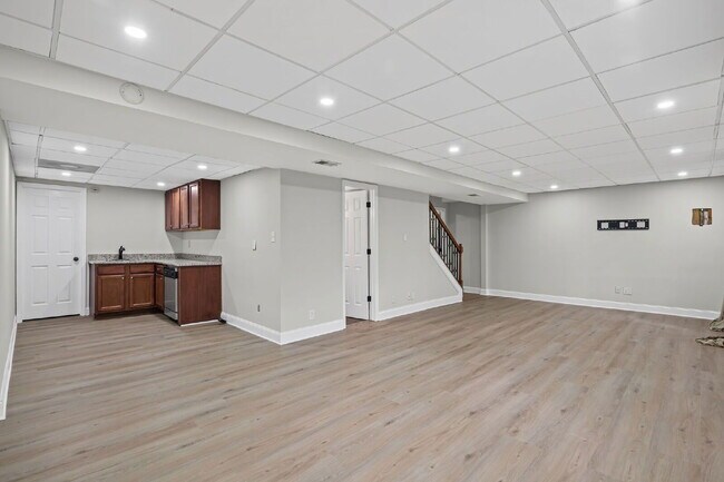 Building Photo - 815 Sudbury Rd NE