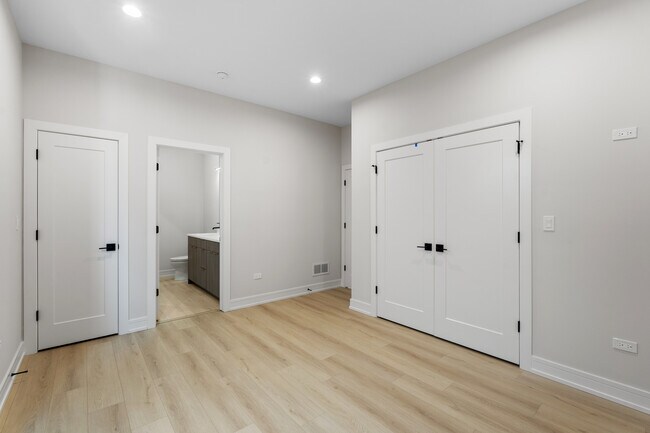 Building Photo - 5000 S Prairie Ave