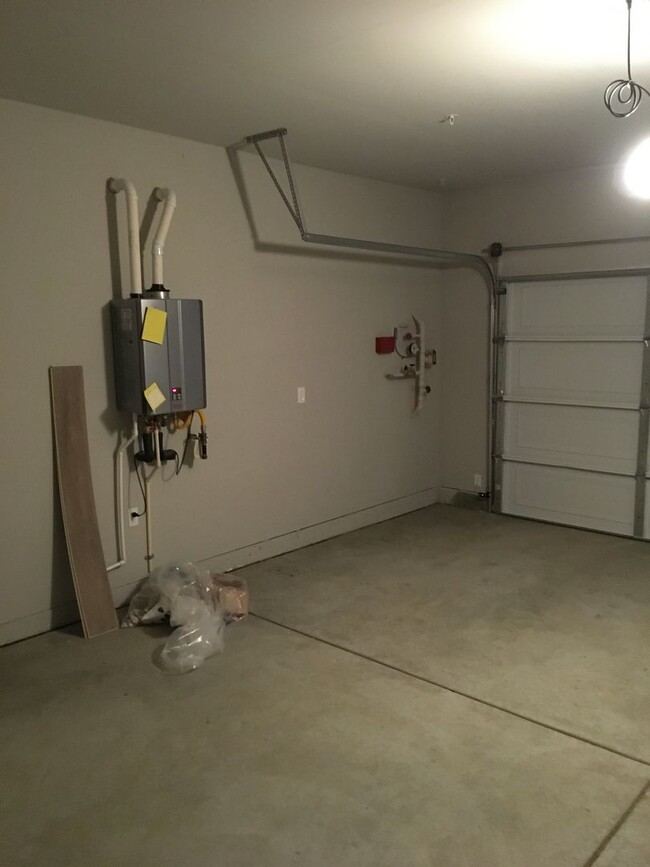 Building Photo - 4 Bedroom West Redding Townhome