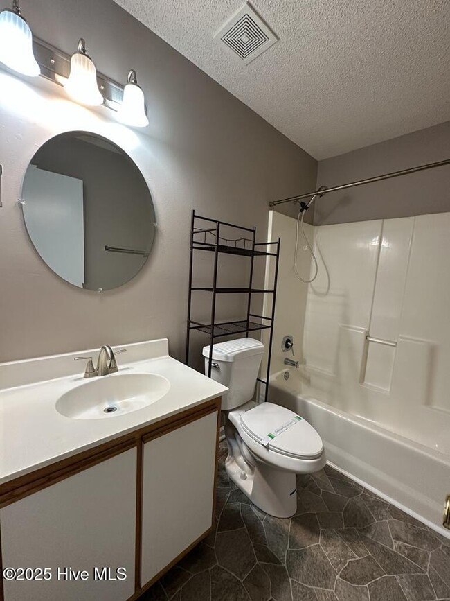 Building Photo - 204 Live Oak Ct