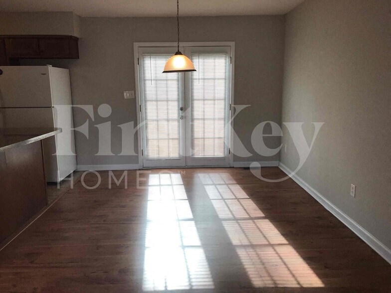 Building Photo - 1006 Hicksmil Ct SW