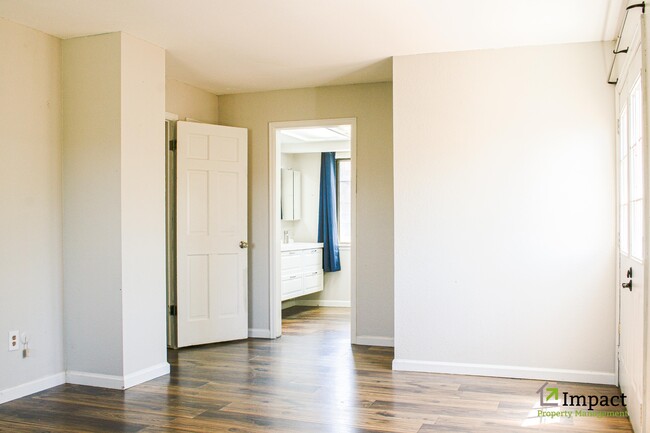 Building Photo - 8586 E Lakeview Dr