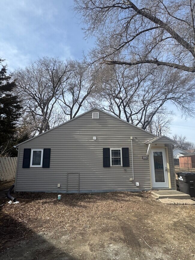 Building Photo - 1007 S Rowley St