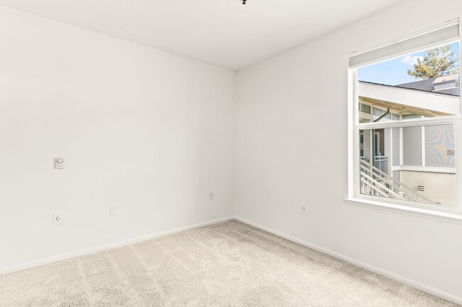 Building Photo - Downtown Oakland Condo w/ Parking & In Unit Laundry
