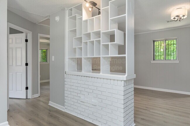 Building Photo - 7742 Holiday Hills Cir