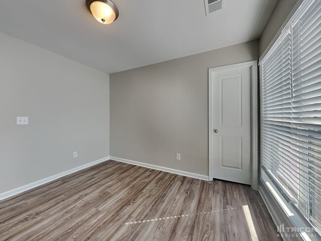 Building Photo - 415 Finch Ln