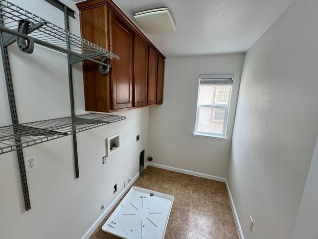 Building Photo - 6671 Sportoletti Dr