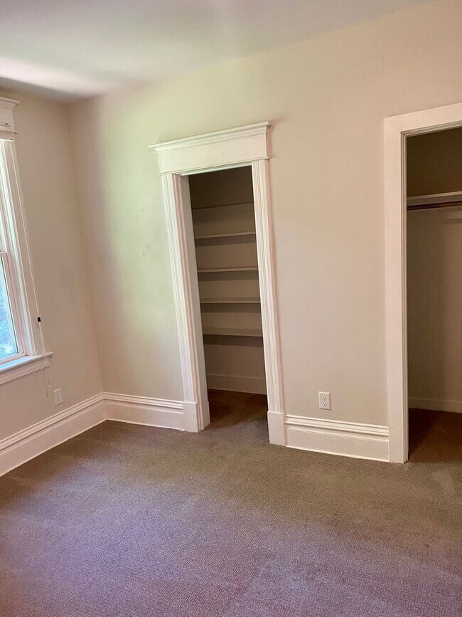 Building Photo - Spacious 4 bedroom Historic House - Available for Fall 2026-2027!