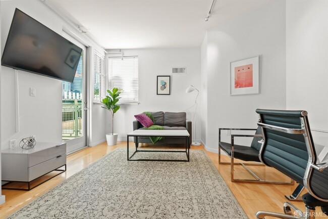 Building Photo - Stylish 1BD/1BA Condo in SOMA/South Beach