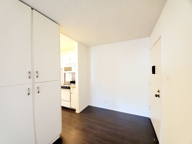 Building Photo - Top floor studio with large patio & greenb...