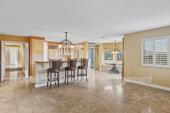 Building Photo - 493 Summerhill View