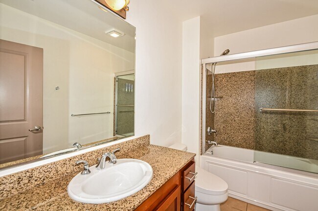 Building Photo - Prime Downtown Kirkland Location with Modern Finishes