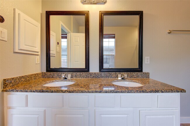 Building Photo - 5527 Gatesprings Ln