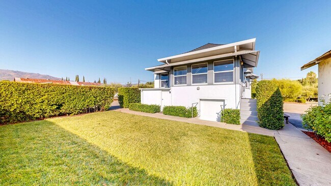 Building Photo - Charming 2 bedroom 1.5 bath plus office ho...