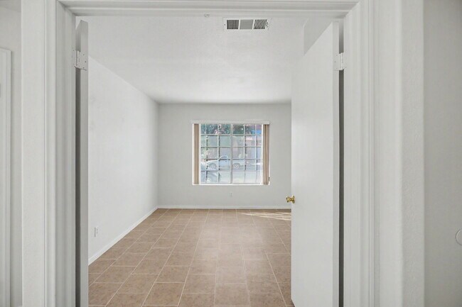 Building Photo - 2054 Cardigan Ave