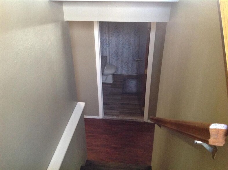 Building Photo - 809 W Ridgeview Dr