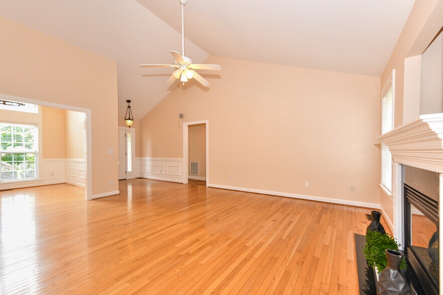 Building Photo - 7700 Foxdale Dr