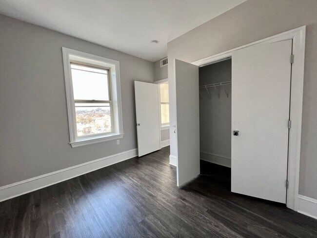 Interior Photo - 306 W Franklin