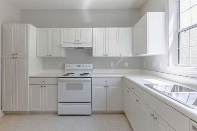 Building Photo - Updated Townhouse